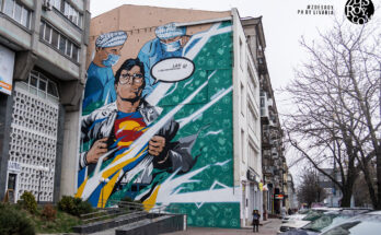 Mural gigante de Superman en ciudad ucraniana