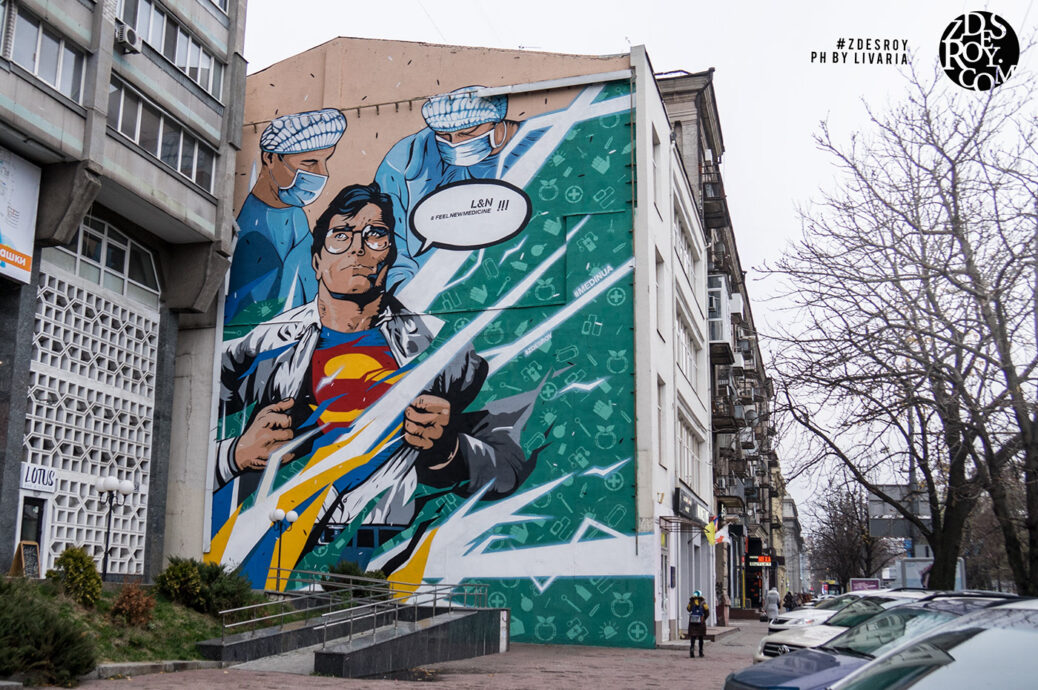Mural gigante de Superman en ciudad ucraniana