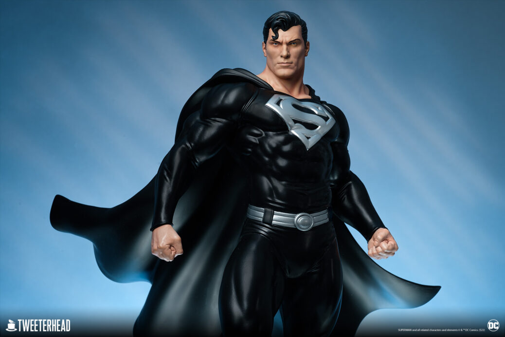 Superman con traje negro de Tweeterhead