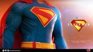 Los protagonistas de «SUPERMAN» ven por primera vez las figuras de Superman y Krypto de Hot Toys
