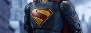 Primer vistazo a la figura de McFarlane de Superman (Battle Damage)