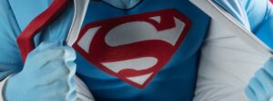 Figura de resina de Superman de Clayton Henry de McFarlane Toys