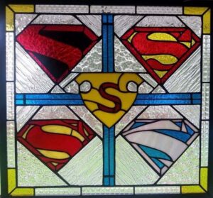 Un artista de Windsor crea una impresionante vidriera en homenaje al escudo de Superman