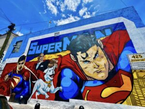 Superman y Krypto aparecen en un mural en León, Guanajuato (México)