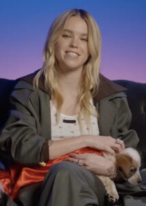 Milly Alcock protagoniza el nuevo anuncio promocional «Puppy Bowl» de «Supergirl»