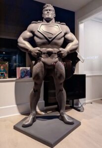 Se inaugura una estatua de Superman a tamaño real en la Escuela Joe Kubert