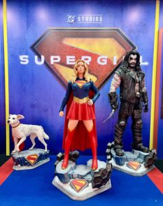 Figuras a tamaño real de Supergirl, Lobo y Krypto