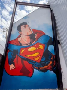 Un enorme mural de Superman adorna la entrada del centro de eventos de Pachuca, México